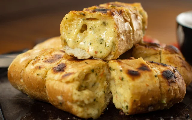 Pão de alho recheado artesanal assado na brasa